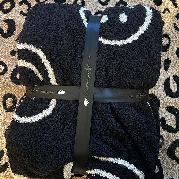 The Styled Collection Krista Horton black & white smiley face blanket reversible - Picture 4 of 7